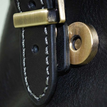 Sac à dos en cuir gras KATANA M noir | Bagage femme style classique intemporel cuir de qualité Sac à dos en cuir gras KATANA M noir | Bagage femme style classique intemporel cuir de qualité