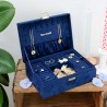 Maison Scarlett | Coffret à bijoux en velours "Louise" bleu marine | Boîte à bijoux femme élégante grand format Maison Scarlett | Coffret à bijoux en velours "Louise" bleu marine | Boîte à bijoux femme élégante grand format