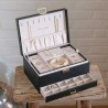 Maison Scarlett | Coffret à bijoux "Denise" noir | Boîte à bijoux femme grand modèle cuir synthétique pas cher Maison Scarlett | Coffret à bijoux "Denise" noir | Boîte à bijoux femme grand modèle cuir synthétique pas cher