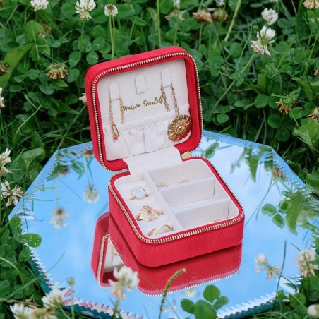 Maison Scarlett | Coffret à bijoux de voyage "Corinne" rouge | Boîte à bijoux petit format femme élégant pas cher Maison Scarlett | Coffret à bijoux de voyage "Corinne" rouge | Boîte à bijoux petit format femme élégant pas cher