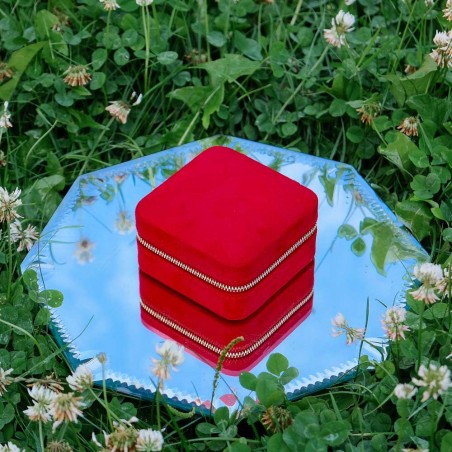 Maison Scarlett | Coffret à bijoux de voyage "Corinne" rouge | Boîte à bijoux petit format femme élégant pas cher Maison Scarlett | Coffret à bijoux de voyage "Corinne" rouge | Boîte à bijoux petit format femme élégant pas cher