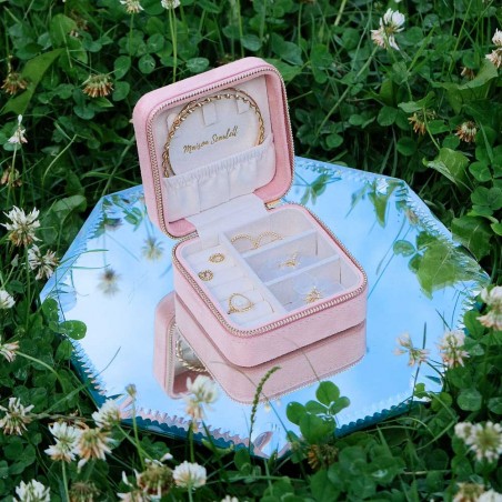 Maison Scarlett | Coffret à bijoux de voyage "Corinne" rose | Boîte à bijoux petit format femme élégant pas cher Maison Scarlett | Coffret à bijoux de voyage "Corinne" rose | Boîte à bijoux petit format femme élégant pas cher