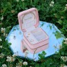Maison Scarlett | Coffret à bijoux de voyage "Corinne" rose | Boîte à bijoux petit format femme élégant pas cher Maison Scarlett | Coffret à bijoux de voyage "Corinne" rose | Boîte à bijoux petit format femme élégant pas cher