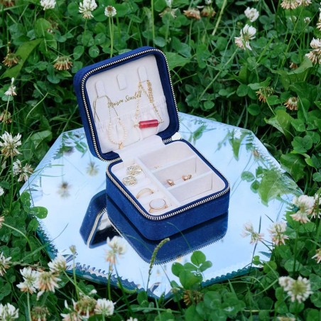 Maison Scarlett | Coffret à bijoux de voyage "Corinne" bleu marine | Boîte à bijoux petit format femme élégant pas cher Maison Scarlett | Coffret à bijoux de voyage "Corinne" bleu marine | Boîte à bijoux petit format femme élégant pas cher