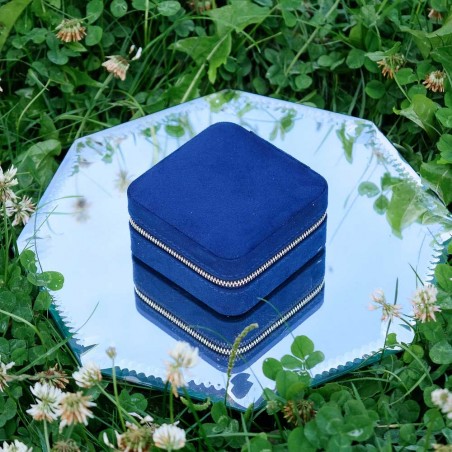 Maison Scarlett | Coffret à bijoux de voyage "Corinne" bleu marine | Boîte à bijoux petit format femme élégant pas cher Maison Scarlett | Coffret à bijoux de voyage "Corinne" bleu marine | Boîte à bijoux petit format femme élégant pas cher